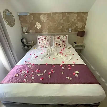 The Town House 2*